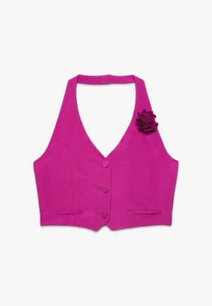 Gilet rosa acceso senza maniche con tre bottoni frontali, due taschine piccole e un fiore decorativo di stoffa sulla spalla sinistra.