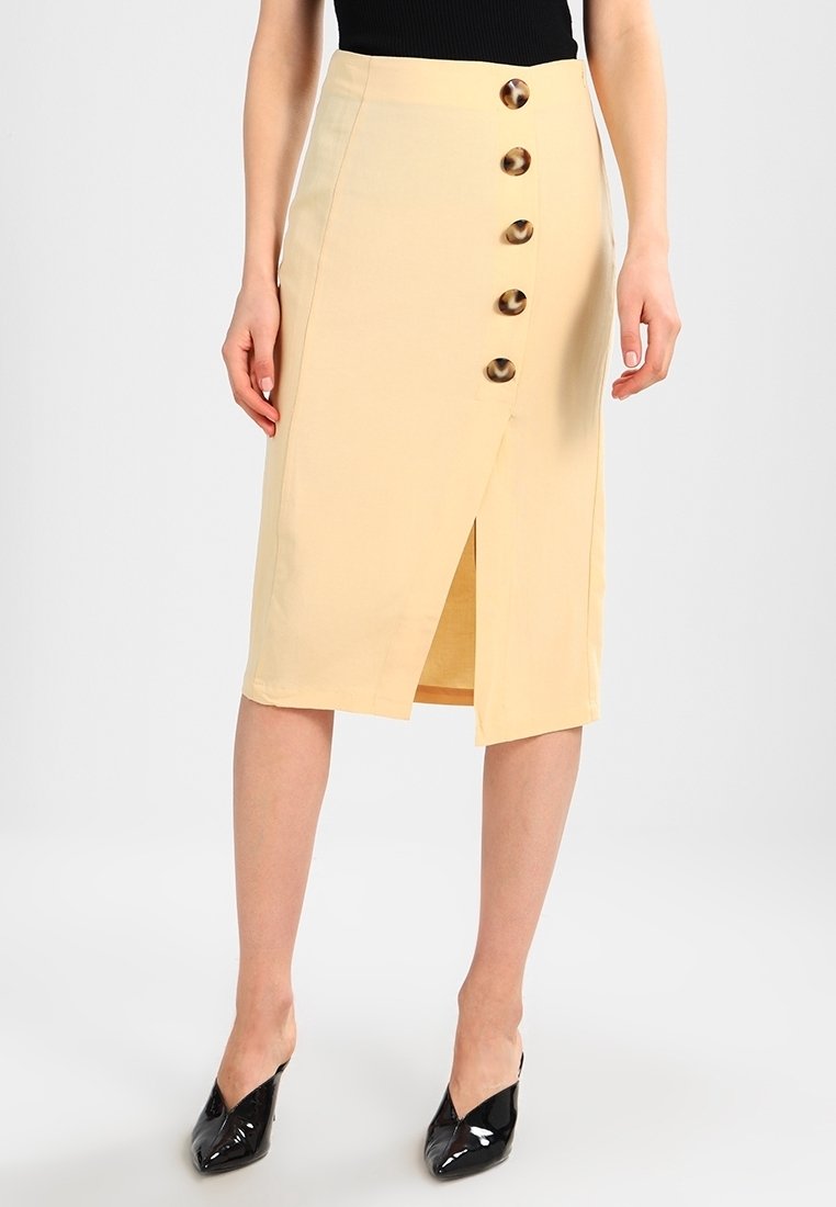 Květovaná sukni v délce ke kolenům ve světle žluté barvě z lehkého materiálu, s bočním rozparkem a pěti tmavými kulatými knoflíky na přední straně. Hladký texture.