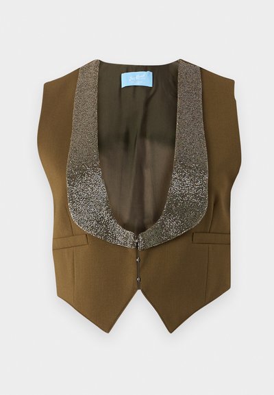 Gilet marron avec un décolleté en V profond, orné de garnitures en sequins argentés et de deux poches avant. Comprend une fermeture à boutons à la taille.