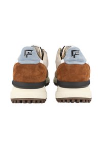 Sneakers con tomaia in pelle beige, tallone in suede marrone, accenti in suede blu e suola in gomma. Presenta un logo sul tallone.