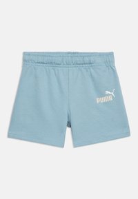 Ανοιχτό μπλε σορτς για παιδιά της Puma με ελαστική μέση και λευκό λογότυπο Puma στο αριστερό μηρό, τοποθετημένο σε απλό λευκό φόντο.