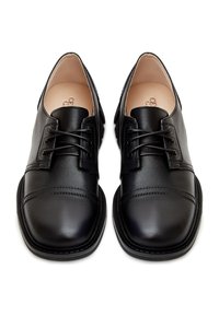 Chaussures en cuir noir avec un bout arrondi, design à lacets et détails de surpiqûre contrastés. Texture lisse avec un fini mat.