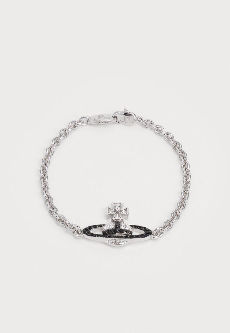 Pulseira de corrente prateada com um design central de cruz prateada e preta, adornada com pequenas pedras transparentes, mostrando uma mistura de texturas e formas.