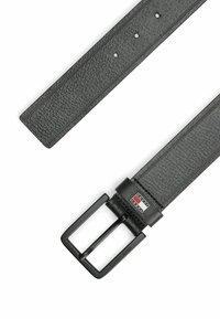 Cinturón de cuero negro texturizado con una hebilla metálica rectangular, que presenta acentos de logo. El cinturón tiene múltiples agujeros para ajuste.