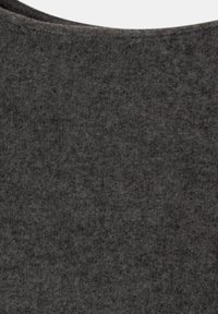 Grau gefütterter Stoff mit weicher Textur, der ein dezentes Muster zeigt. Das Material erscheint dicht und einheitlich in der Farbe mit glatten Kanten.
