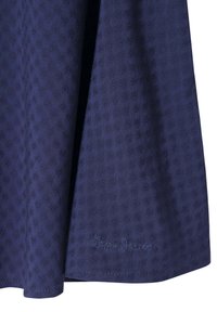 Camisa azul marino con tejido texturizado que presenta un patrón sutil. Logo bordado de "Pepe Jeans" cerca del dobladillo. Diseño ajustado y de corte recto.