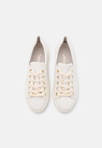 Białe skórzane sneakersy z okrągłym noskiem, złotymi oczkami i kremowymi sznurówkami. Miękka tekstura z minimalnym logo na wkładce.