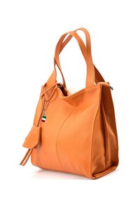 Oranje leren schoudertas met dubbele handvatten, voorzien van een gestructureerd oppervlak en een decoratief label met een Italiaanse vlag.