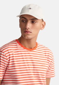 GANT UNISEX SHIELD - Pet - white