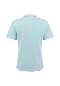 Camisa polo corta de manga azul claro con textura, vista desde la parte trasera, con un cuello clásico y una costura horizontal en la parte superior de la espalda.