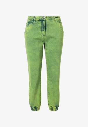 Pantalones jogger de denim verde con una cinturilla y puños elásticos, que cuentan con un acabado texturizado y un diseño clásico de cinco bolsillos.