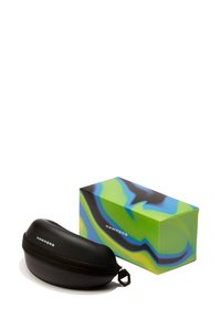 Zwarte harde brillenkoker met rits en sleutelhanger. Wordt geleverd met een kleurrijke doos met een abstract ontwerp in groen, blauw en zwart.