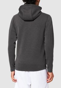Sweatshirt à capuche gris foncé avec des manches longues et une coupe décontractée, présentant une texture douce et un design simple.