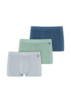 Drei Herren-Boxershorts in hellgrau, sanftgrün und dunkelblau, gestapelt mit kleinen schwarzen Logostickern am Bund.