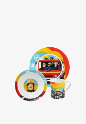 Set da tavola per bambini composto da un piatto, una ciotola e una tazza, con pompiers cartoon, colori vivaci e illustrazioni di personaggi giocosi.