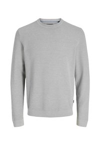 Pull en maille gris clair à manches longues avec un motif texturé, col rond et poignets et ourlet côtelés, présenté sur fond blanc.