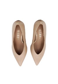 Beżowe skórzane szpilki z ostrym noskiem i głębokim wycięciem w kształcie V. Posiadają błyszczący złoty detal logo na tyle. Gładka tekstura.
