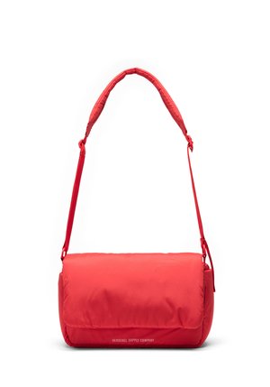 Leuchtend rote, gepolsterte Schultertasche mit verstellbarem Riemen und abgerundeten Kanten, mit "Herschel Supply Company" Branding auf der Vorderseite.