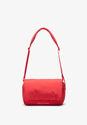 Sac bandoulière matelassé rouge vif avec sangle ajustable et bords arrondis, avec la marque "Herschel Supply Company" sur le devant.