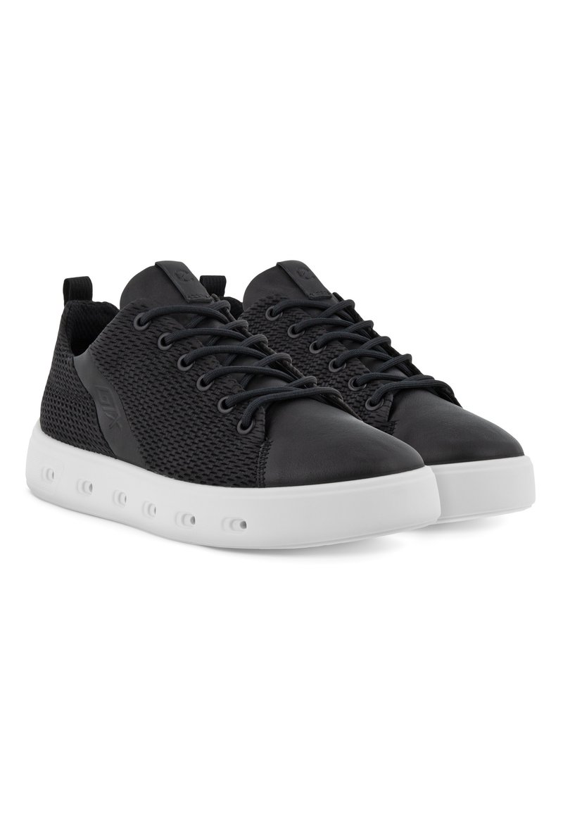 Czarne sneakersy z siateczki i skóry z białą gumową podeszwą, z okrągłymi sznurówkami i teksturowanym wzorem na boku.