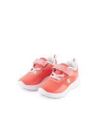 Korale sportowe buty z teksturowanym materiałem wierzchnim, białą gumową podeszwą, elastycznymi sznurowadłami oraz rzepem ułatwiającym zakładanie.