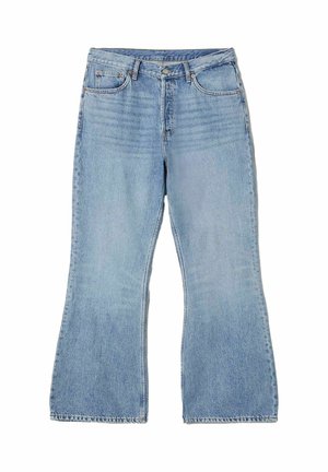 Jeans flared in denim azzurro chiaro con design classico a cinque tasche, chiusura frontale con bottone e dettagli di cucitura visibili lungo le cuciture.