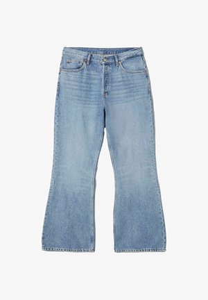 Jeans flared in denim azzurro chiaro con design classico a cinque tasche, chiusura frontale con bottone e dettagli di cucitura visibili lungo le cuciture.