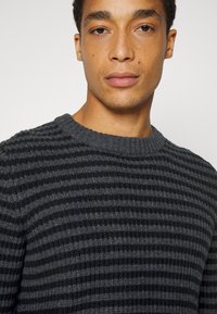 Selected Homme SLHDAVIS CREW NECK  - Camisola - dark grey melange/black