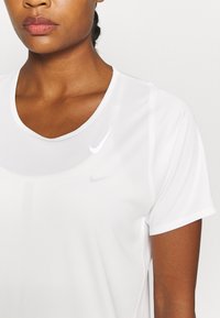 Nike Performance FAST TOP - Sportovní tričko - white/silver