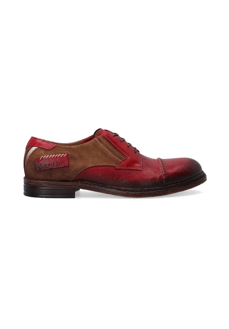 Rote und braune Derby-Schuhe aus Leder mit glatter Oberfläche, abgerundeter Zehenform, kontrastierenden Materialien und tonal abgesteppten Nähten an der Seite.