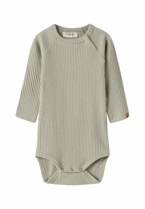 Body bébé à manches longues côtelé gris clair avec des boutons-pression à l'entrejambe et un petit patch marron sur une manche.