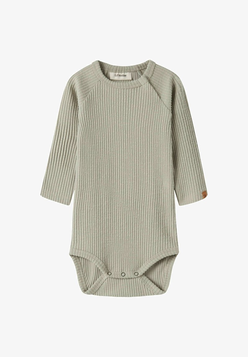 Body bébé à manches longues côtelé gris clair avec des boutons-pression à l'entrejambe et un petit patch marron sur une manche.