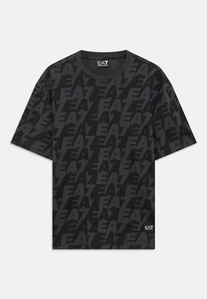 Zwarte kortemouw polo met ronde hals, versierd met herhalende donkergrijze "EA7" logo's en een klein EA7 Emporio Armani label aan de zoom.