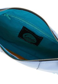 Pochette in pelle blu a granuli con una fodera in tessuto turchese, dotata di una cerniera nera e di una tasca interna. Etichetta visibile all'interno.
