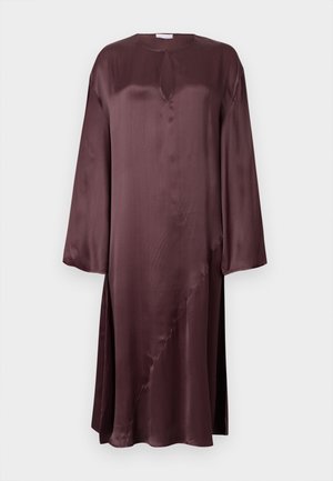 Abito in satin bordeaux con maniche lunghe, scollatura a chiave e dettaglio di cucitura diagonale. Tessuto liscio, vestibilità ampia, design di lunghezza media.