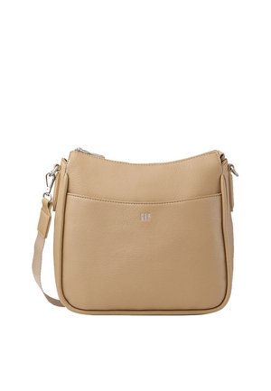 Beige leren crossbodytas met voorvak, zilveren rits, verstelbare riem en klein zilveren GAP-logo in het midden.