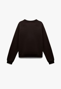 Sudadera negra con cuello redondo, mangas raglán largas y puños de canalé. Textura suave, diseño minimalista sin logotipos ni patrones visibles.