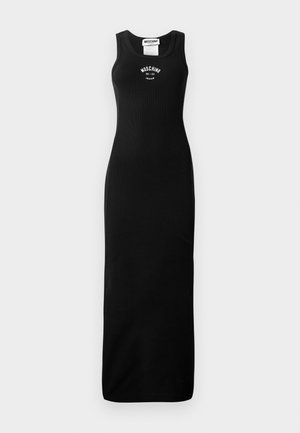 Musta hihaton mekko, joka on valmistettu ribatusta materiaalista, ja siinä on tiukka siluetti sekä logoprintti rinnassa. Lattiaan ulottuva, pyöreä kaula-aukko.