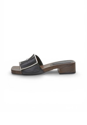 Sandalo aperto nero in pelle con grande fibbia argentata e tacco basso a blocco in legno marrone, vista laterale su sfondo bianco.