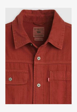 Chemise Levi's couleur rouille, coupe décontractée, avec boutons en métal, deux poches frontales et un col.