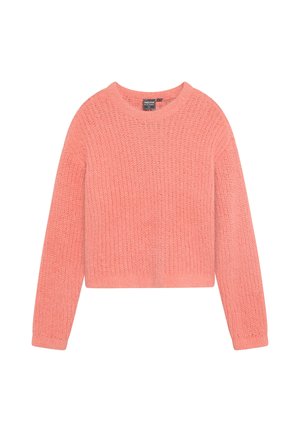 Blød lyserød strikket langærmet sweater med rund halsudskæring og en let kortere kant, lagt fladt på en hvid baggrund.