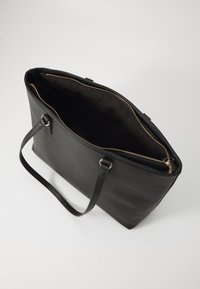 Schwarze Leder-Shopper-Tasche mit glatter Textur, goldenem Reißverschluss, doppelten Griffen und geräumigem Innenraum. Keine sichtbaren Außentaschen.