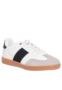 Sneaker bianco e grigio con accenti neri, materiali in suede e pelle, suola in gomma, collare imbottito e design con lacci.