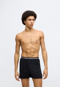 Μαύρα ανδρικά σορτς μποξέρ με κουμπιά στο μπροστινό μέρος και ελαστική μέση που φέρει το λογότυπο "KARL LAGERFELD" σε άσπρο. Ομαλή υφή βαμβακιού.