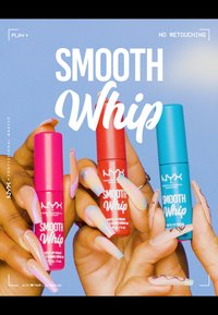 Tre nyx Smooth Whip matt läppkrämsrör i rosa, rött och blått, hålls av händer med långa, färgglada naglar, mot en ljusblå bakgrund.