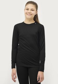 Zwarte longsleeve top gemaakt van een zachte, rekbare stof met een ronde halslijn en subtiele logodetail op de schouder.
