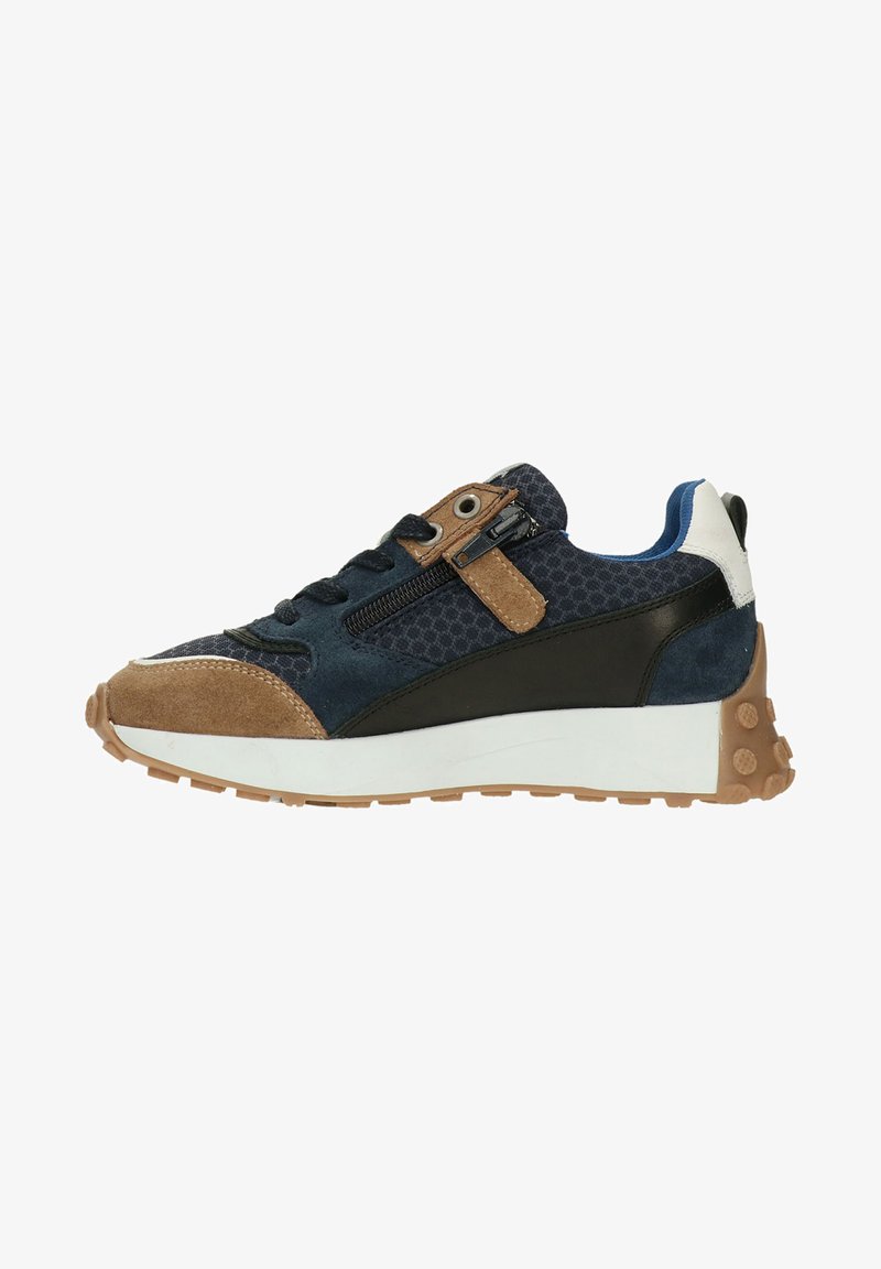 Blauwe en zwarte sneaker met bruine suede accenten, een gestructureerde bovenkant, een zijrits en een witte rubberen zool met een geprofileerd loopvlak.