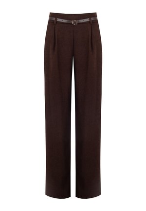 Bruine, wijd uitlopende broek gemaakt van textuurstof. Voorzien van een bruine leren riem met een zilveren gesp en voorplooien voor extra detail.