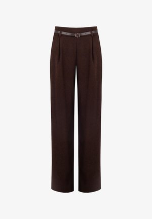 Braune, weit geschnittene Hose aus strukturiertem Stoff. Verfügt über einen braunen Ledergürtel mit silberner Schnalle und vordere Falten als zusätzliches Detail.