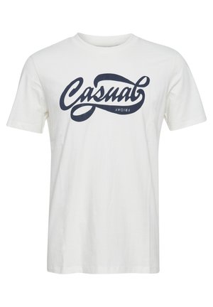 Valge puuvillane T-särk, millel on suur tumesinine käsitsi kirjutatud logo, mis ütleb "Casual Friday". Klassikaline ümar kaelus ja lühikesed varrukad.